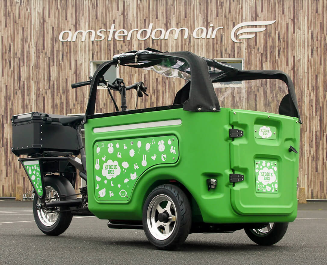 Kiddiebus devant Amsterdam Air
